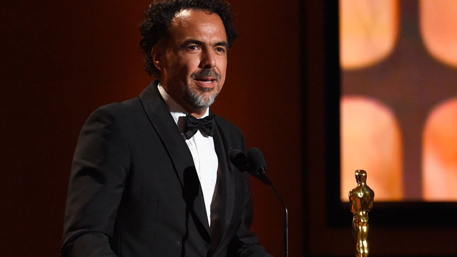 Alejandro González Iñárritu recibe un Oscar especial por su instalación de realidad virtual 'Carne y arena'.