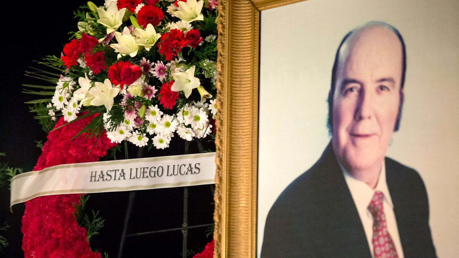 Varias coronas de flores presentes en el velatorio del humorista Chiquito de la Calzada