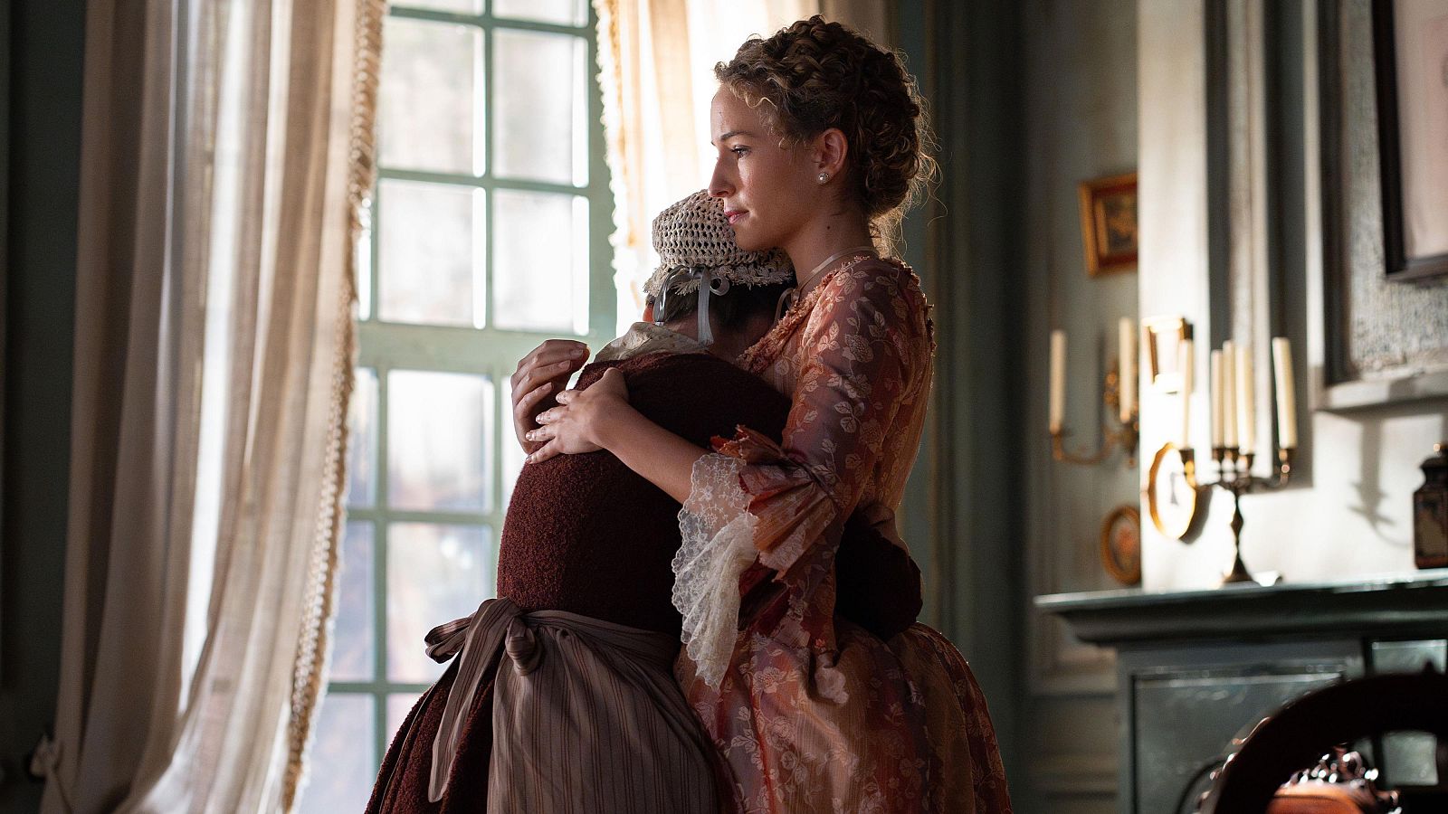 Matilde abraza a Irene en 'Valle Salvaje'