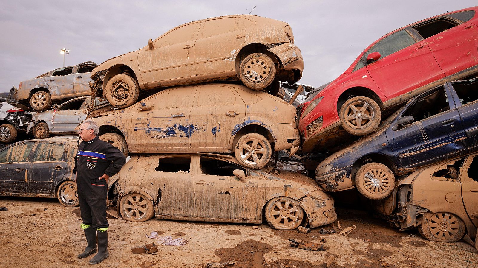 En busca del coche en un "pajar" de acero 26 días después de la dana: "necesitaba verlo"