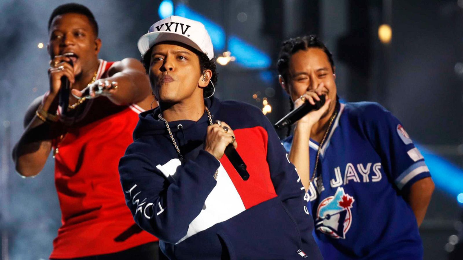 Bruno Mars actúa en la edición de 2016 de los MTV Europe Music Awards (EMAs) celebrada en Rotterdam, Países Bajos.