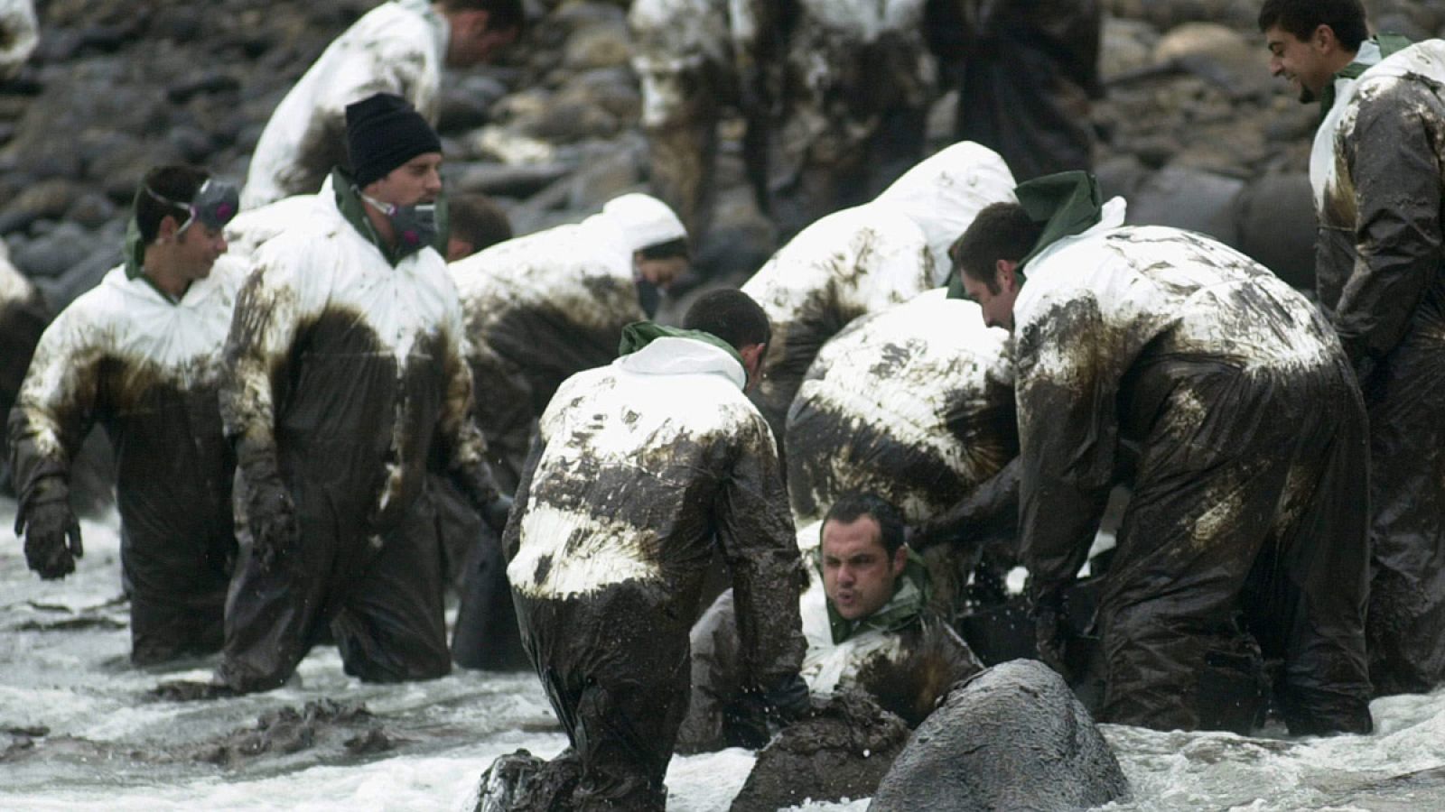Militares de la Brigada Guadalajara de Madrid limpian el fuel en la costa de Lira