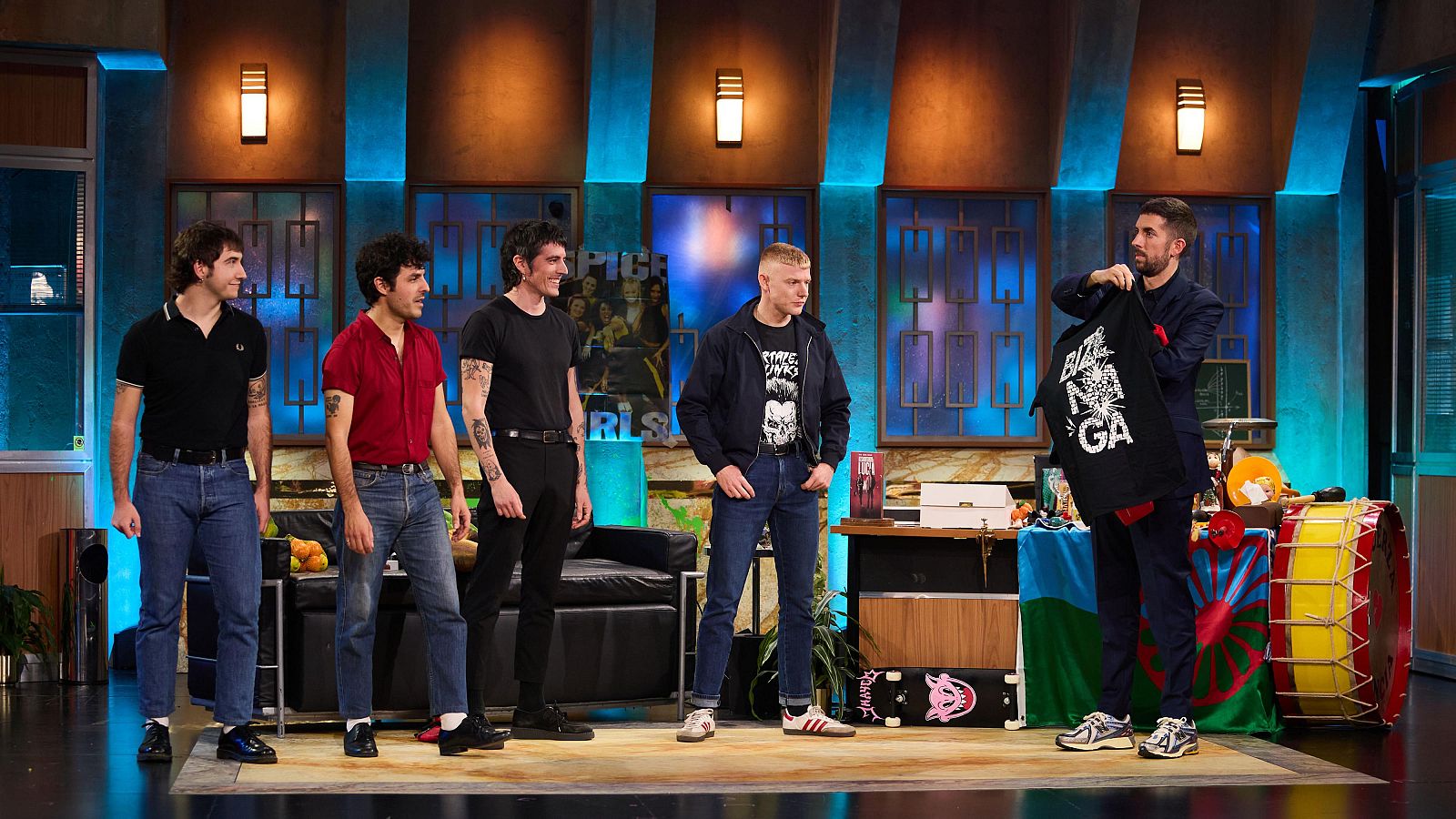 Biznaga, banda de punk, en La Resistencia con David Broncano.  Los músicos aparecen junto a Broncano, quien sostiene una camiseta de la banda.