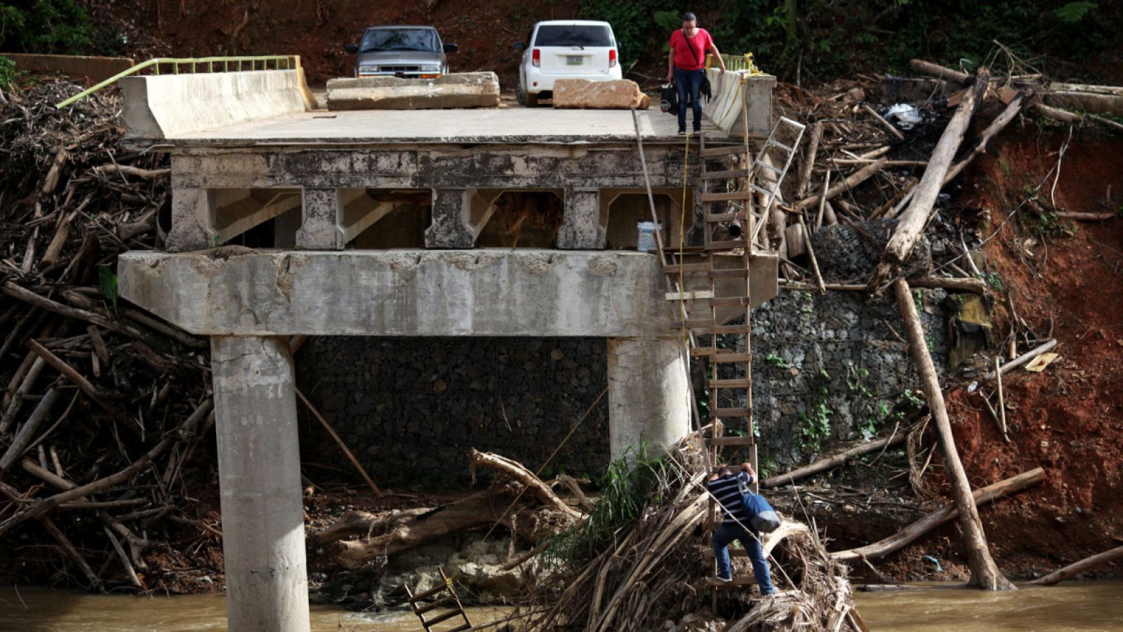 Restos de un puente tras el paso del huracán María el pasado mes de septiembre en Puerto Rico