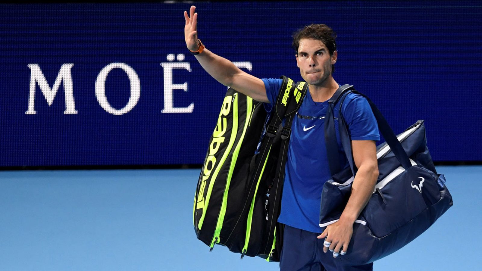 El tenista español Rafael Nadal se despide d los asistentes tras perder ante el belga David Goffin.