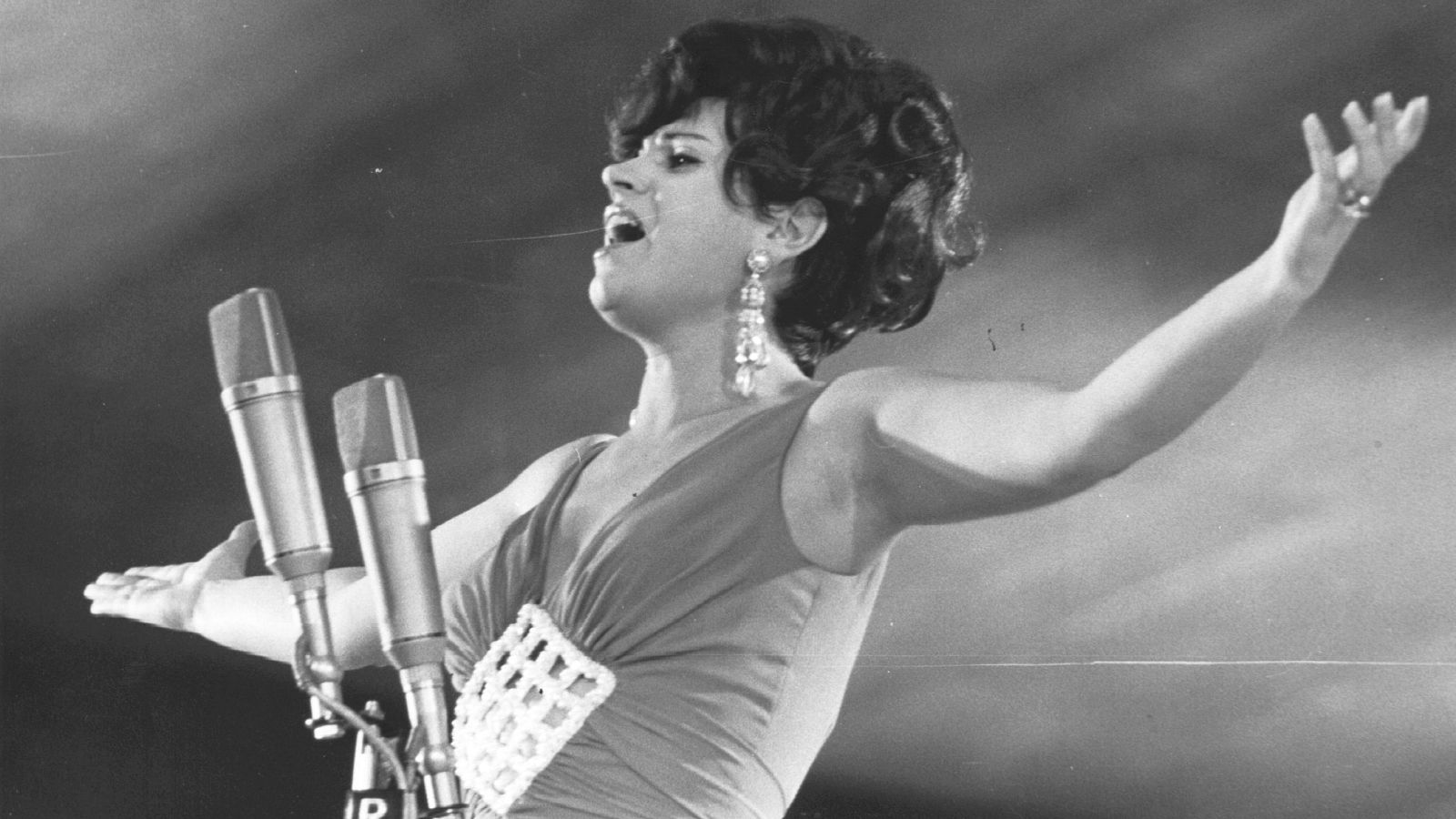 Instantània en blanc i negre de Salomé actuant en escena.