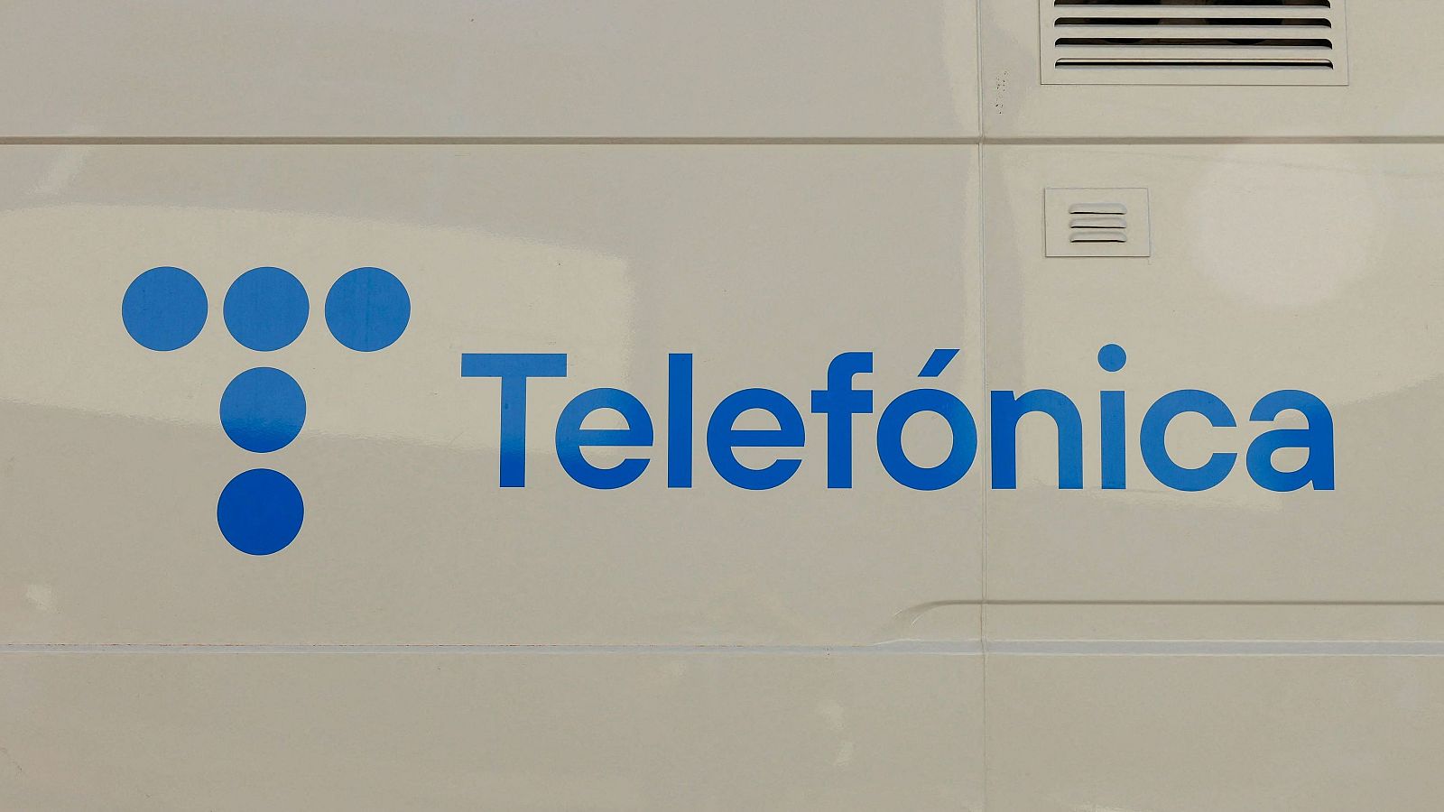 El Gobierno autoriza la compra de Telefónica por el grupo saudí STC