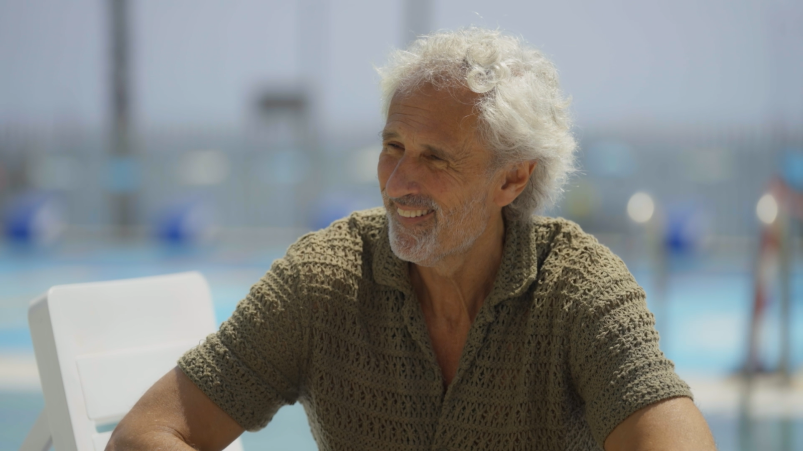 Antonio Jorge Larruy, sentado junto a una piscina, sonríe y dice: "La vida és un gimnàs..."