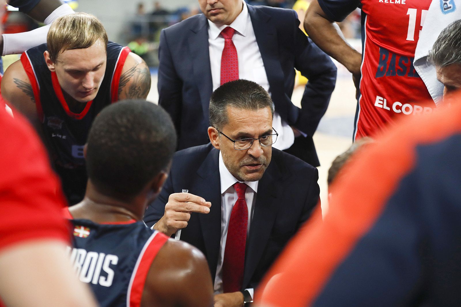 Pedro Martínez da instrucciones a los jugadores del Baskonia