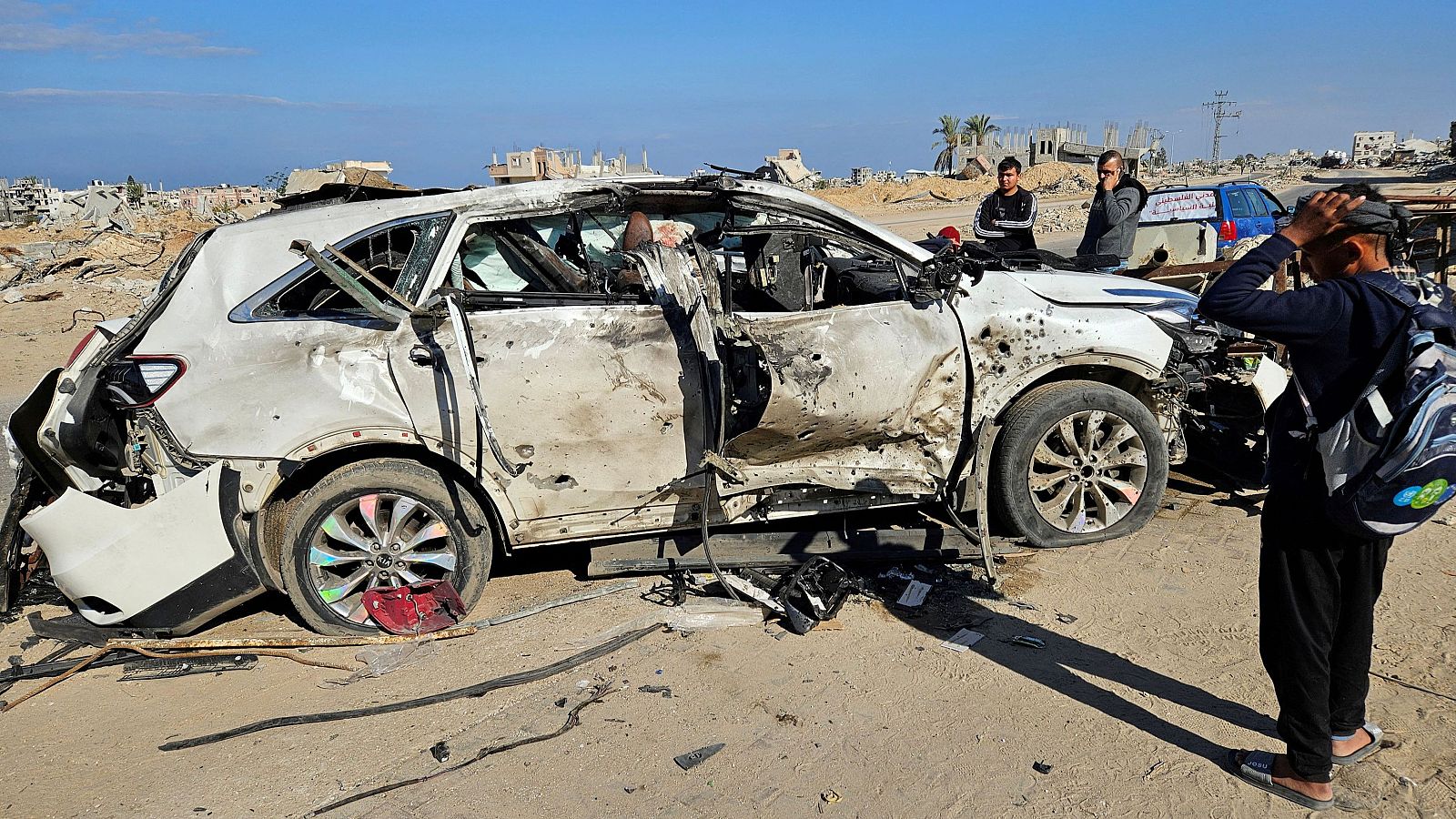 Un hombre observa el vehículo atacado por Israel en el que viajaban trabajadores de la ONG de José Andrés