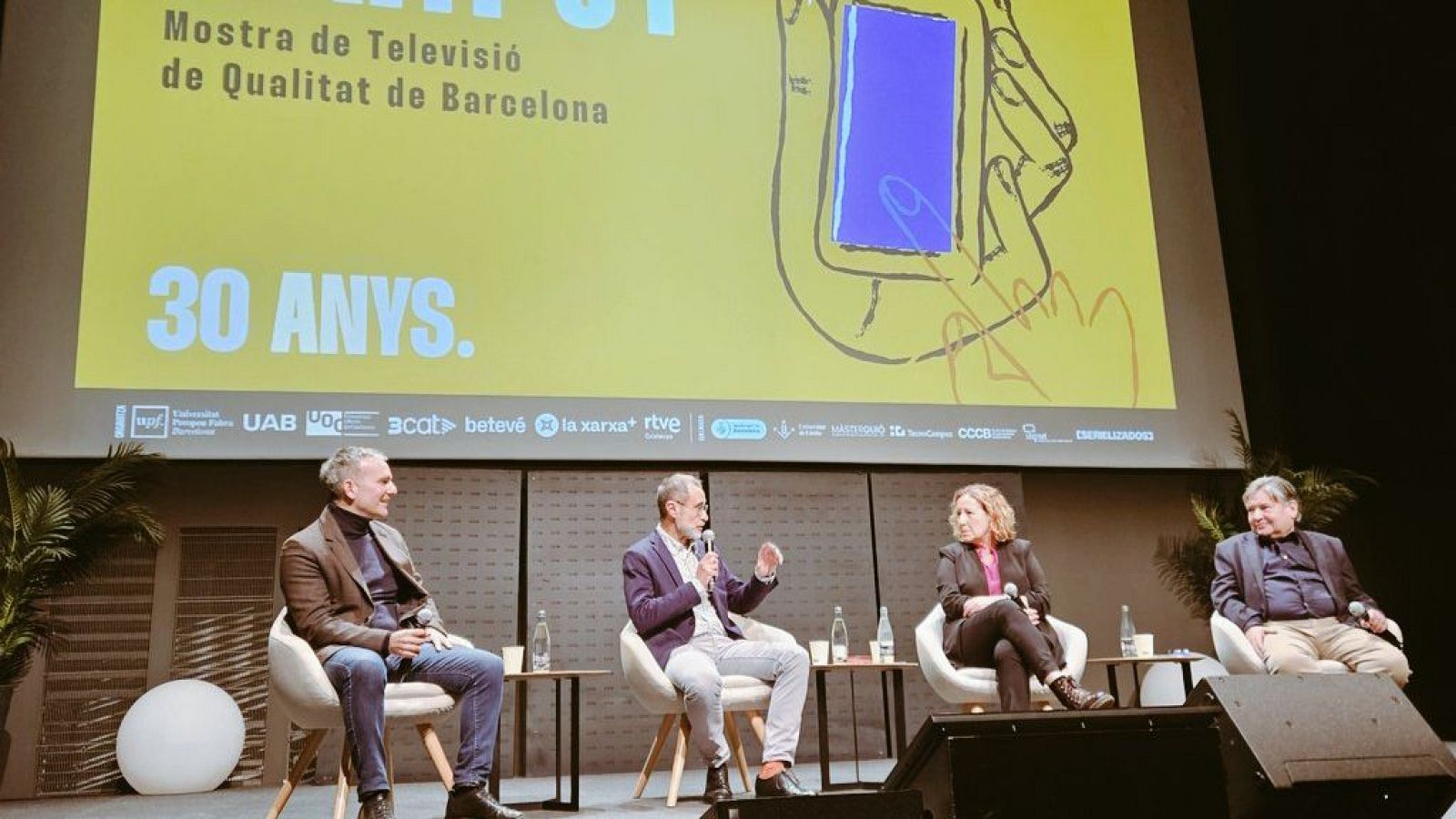 Taula rodona amb Esteve Crespo, de RTVE Catalunya, Sigfrid Gras, de 3Cat, Núria de José, de la XAL i Sergi Vicente, de Betevé