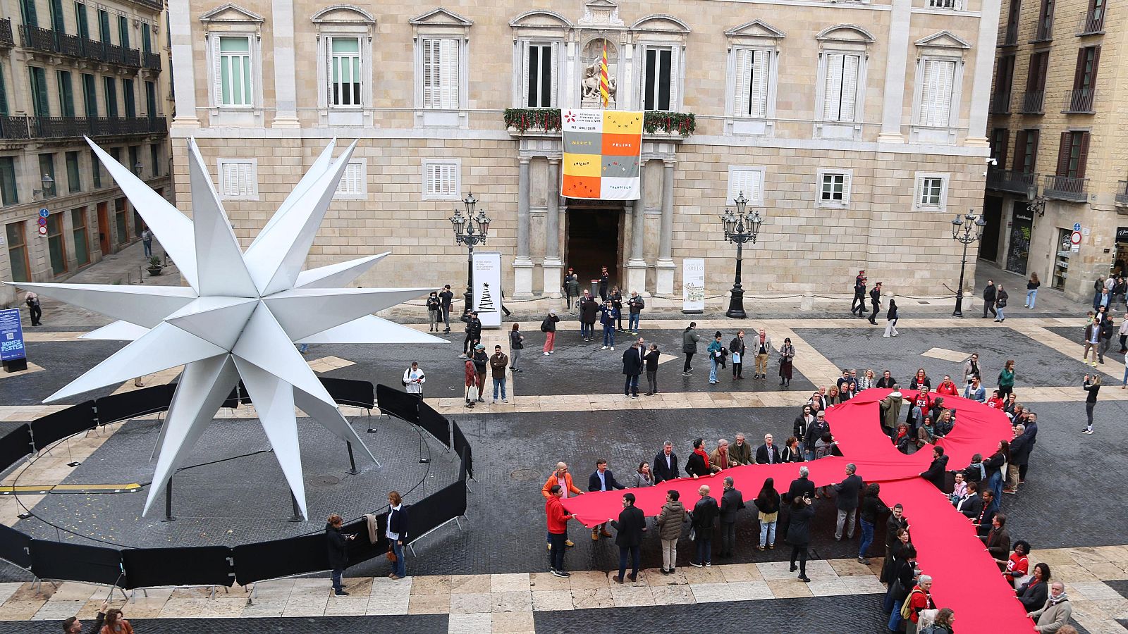 Llaç vermell a la Plaça Sant Jaume amb motiu del Dia Mundial de la Sida
