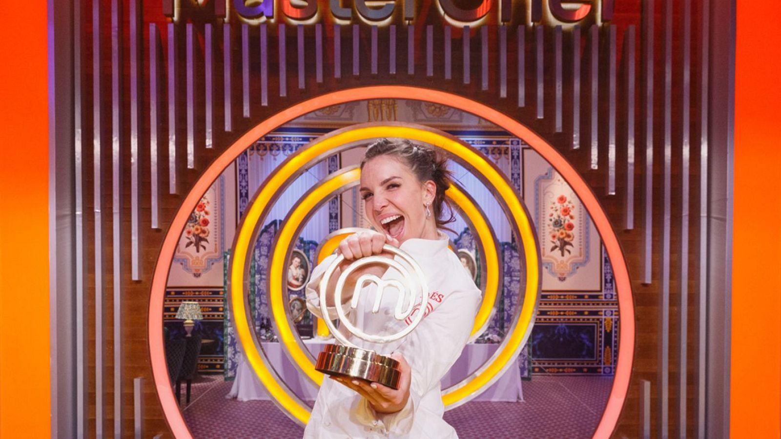 Inés Hernand, con su trofeo