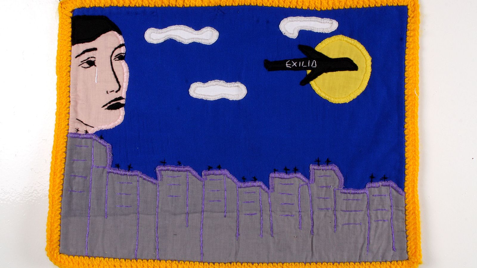 Arpillera histórica sobre el dolor del exilio chileno de Violeta Morales