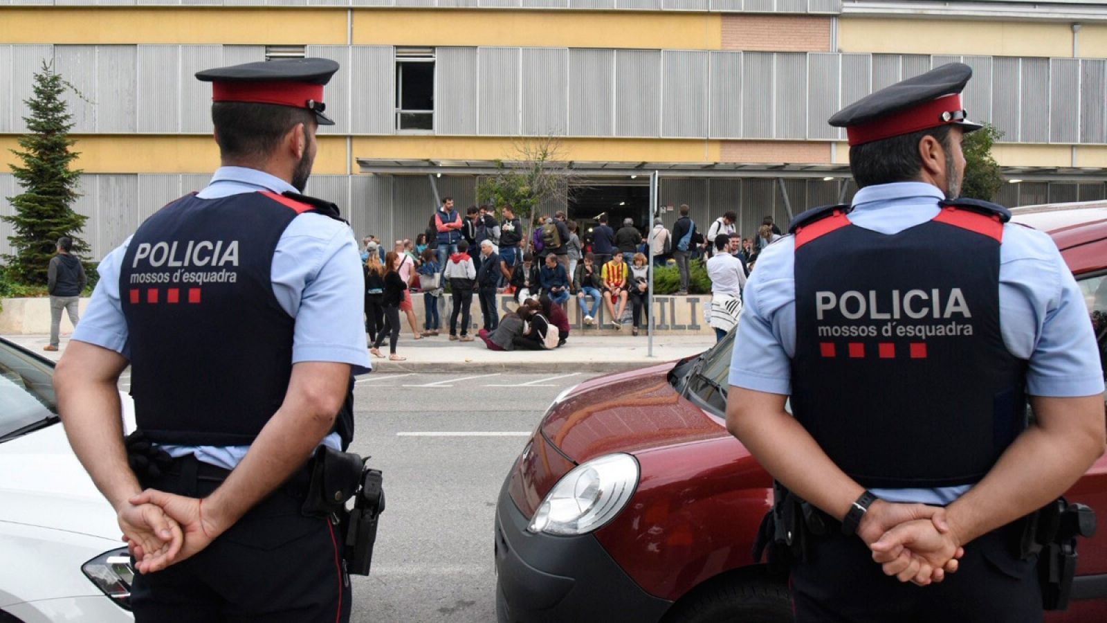 Mossos ante el colegio Gili Gayà de Lleida durante el 1-O