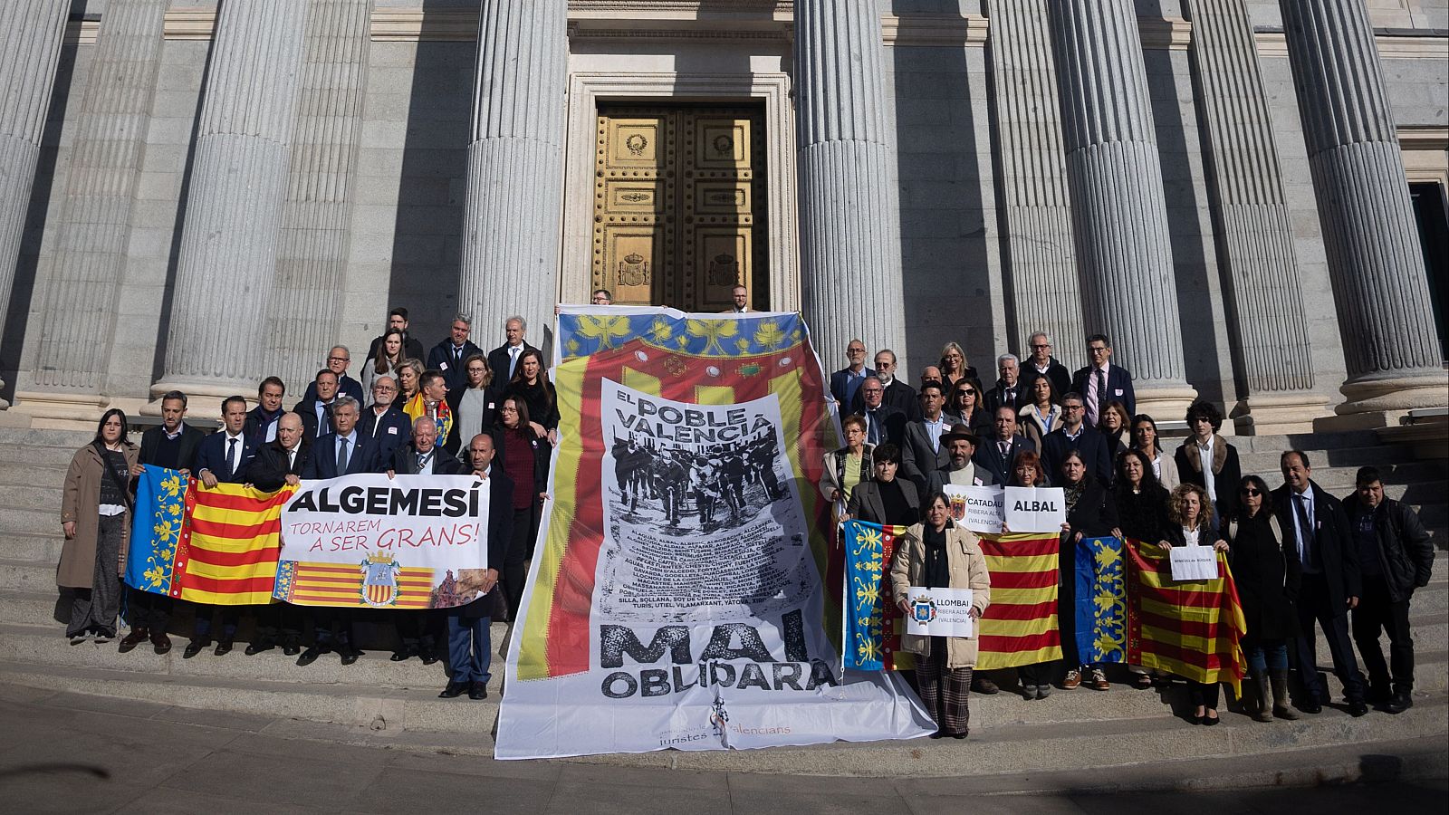 Participantes del seminario por los afectados de la DANA, frente al Palacio del Congreso