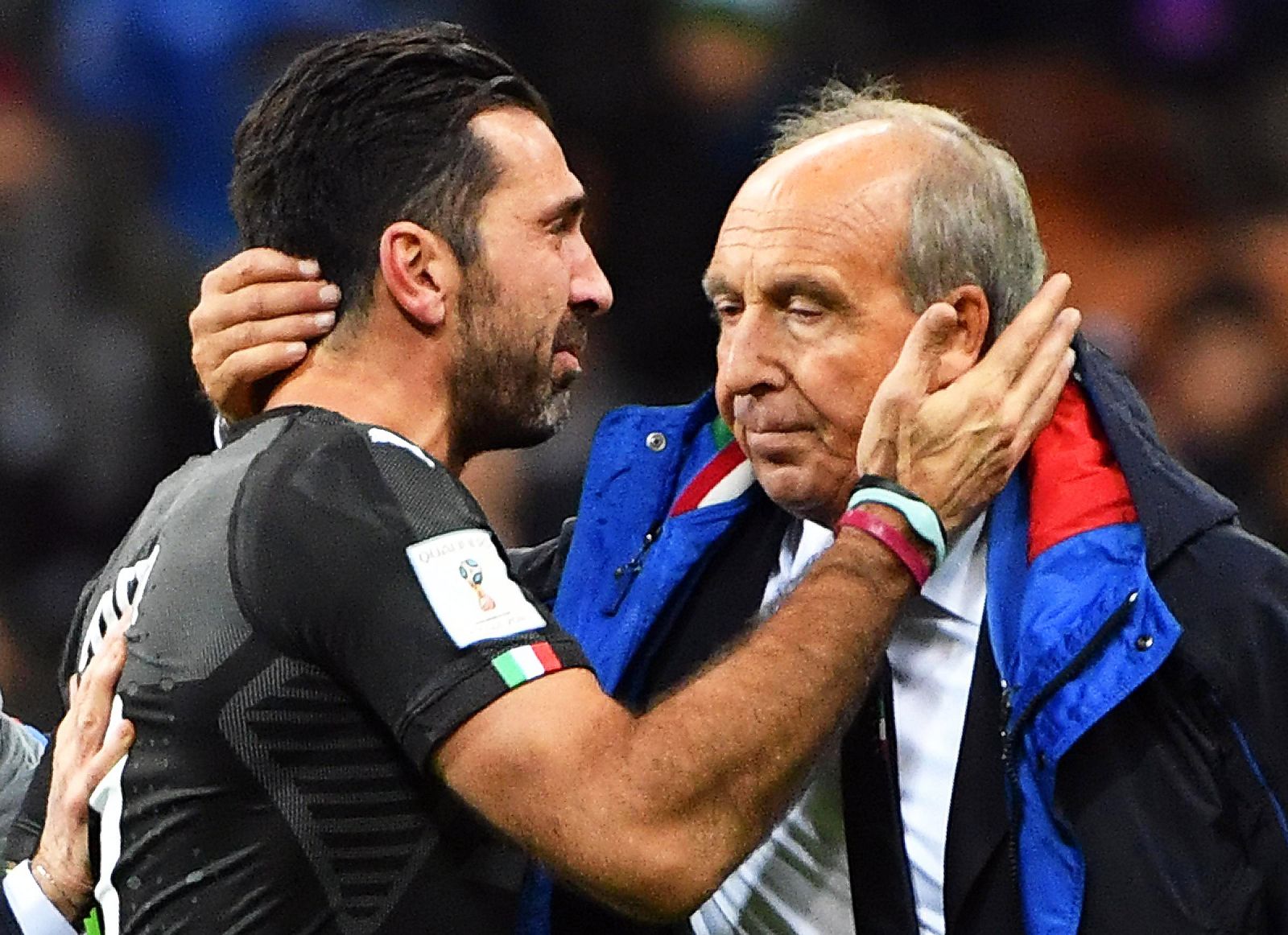 Buffon y Ventura después del desastre ante Suecia.