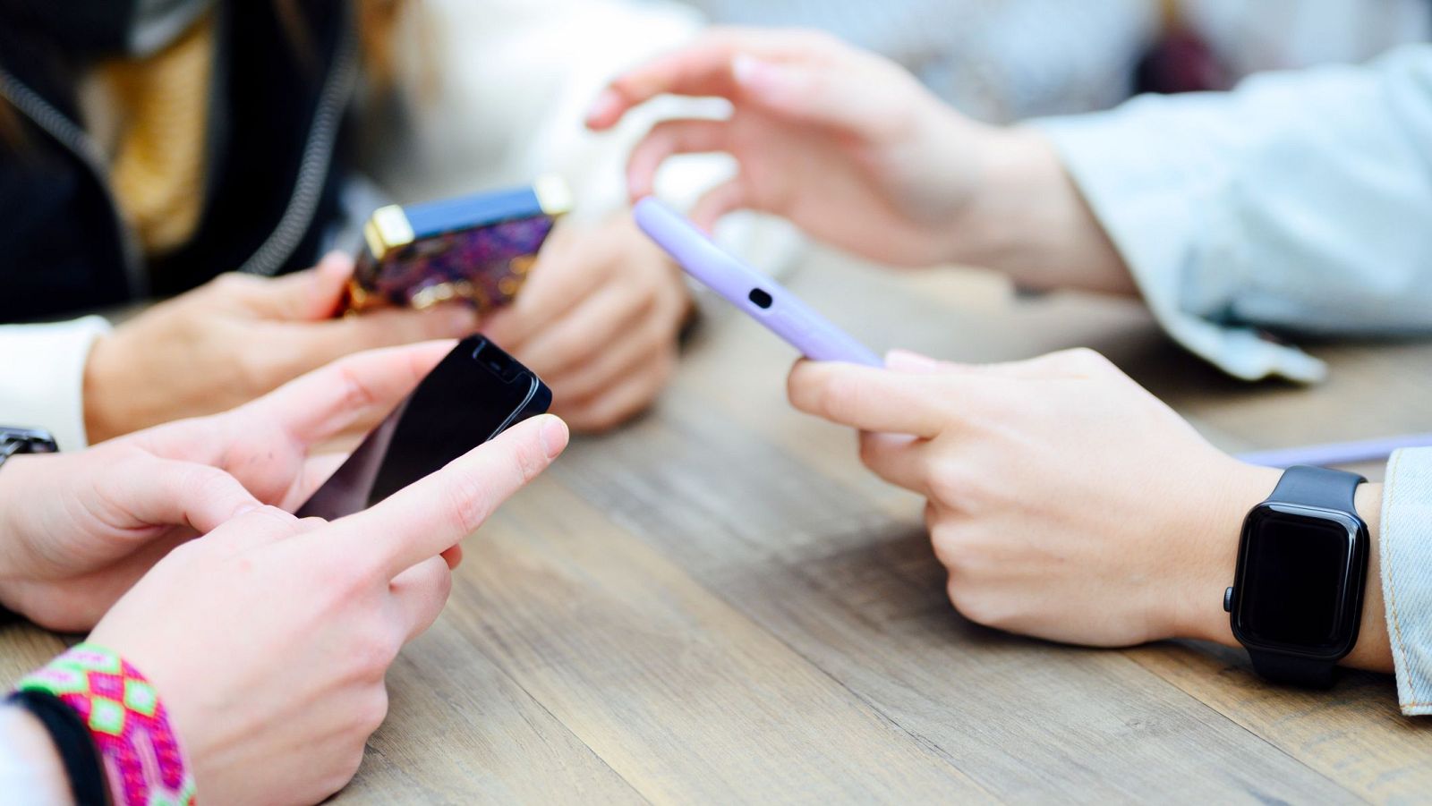 Telmo Lezkano, psicoterapeuta, sobre restringir el uso de pantallas a menores: "Es necesario"