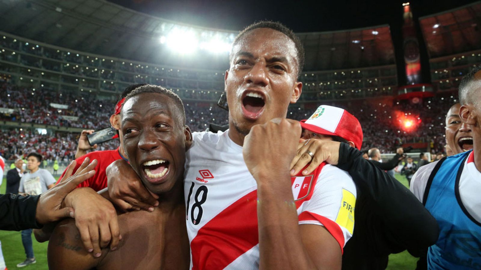 Los peruanos Luis Advincula y Andre Carrillo celebran la clasificación de su país al Mundial de Rusia 2018.
