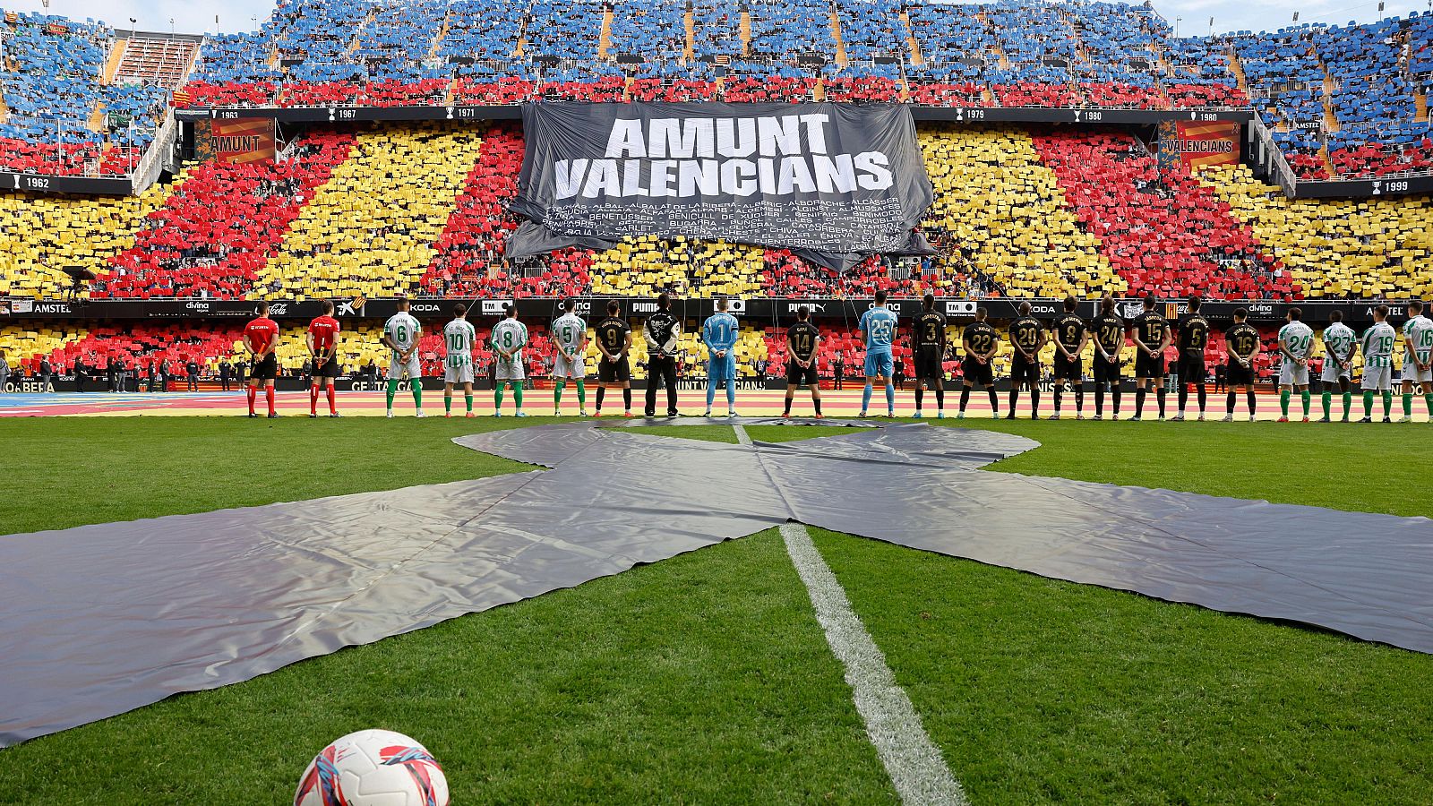 Minuto de silencio por las víctimas de la dana antes del partido de la jornada 14