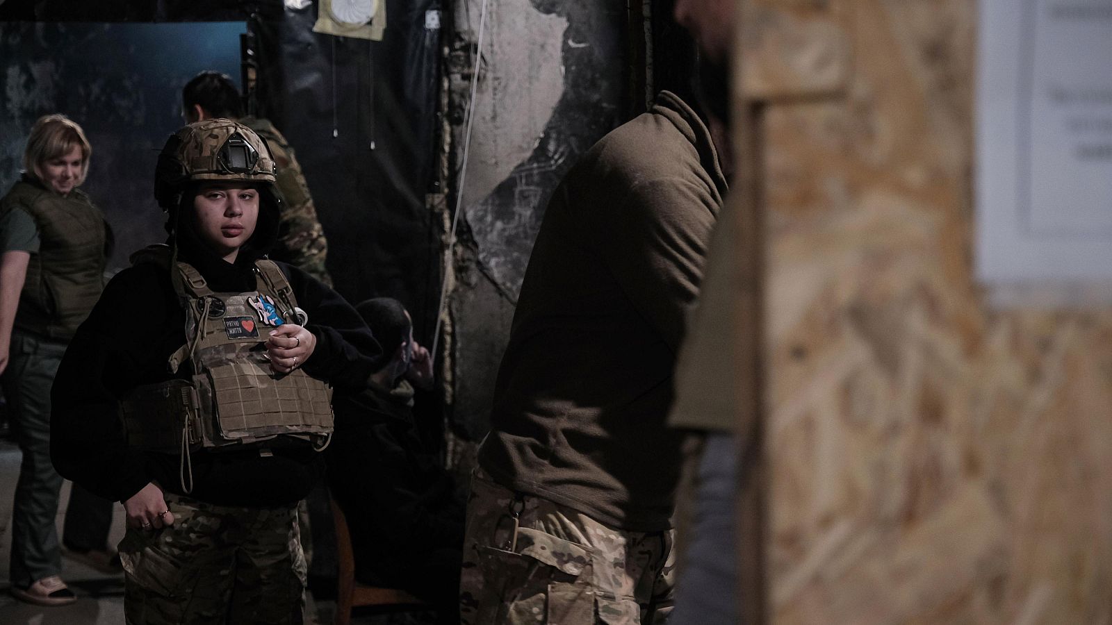 Un equipo de evacuación llega al punto de estabilización médica de la 5.ª Brigada de Asalto Separado ucraniana cerca de Bajmut