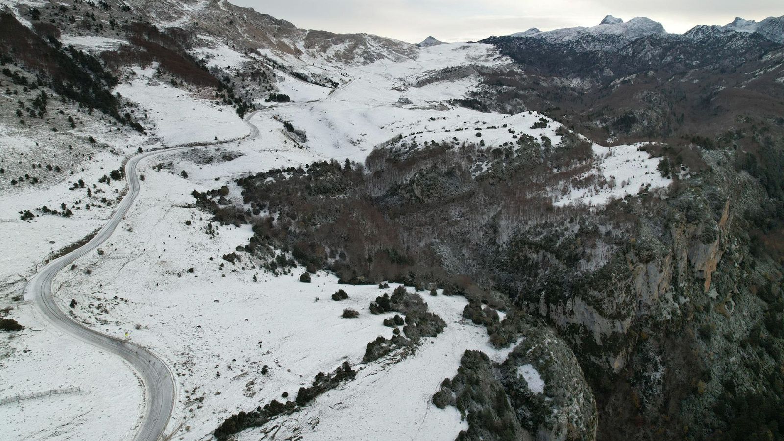 Los alrededores del refugio Ángel Olorón, en el puerto de Belagoa