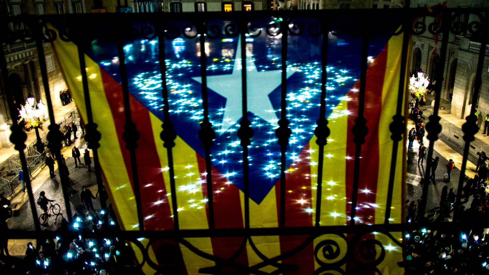 Concentración en la plaza Sant Jaume de Barcelona convocada por las entidades soberanistas para pedir la libertad de los presidentes de la ANC y Ómnium.