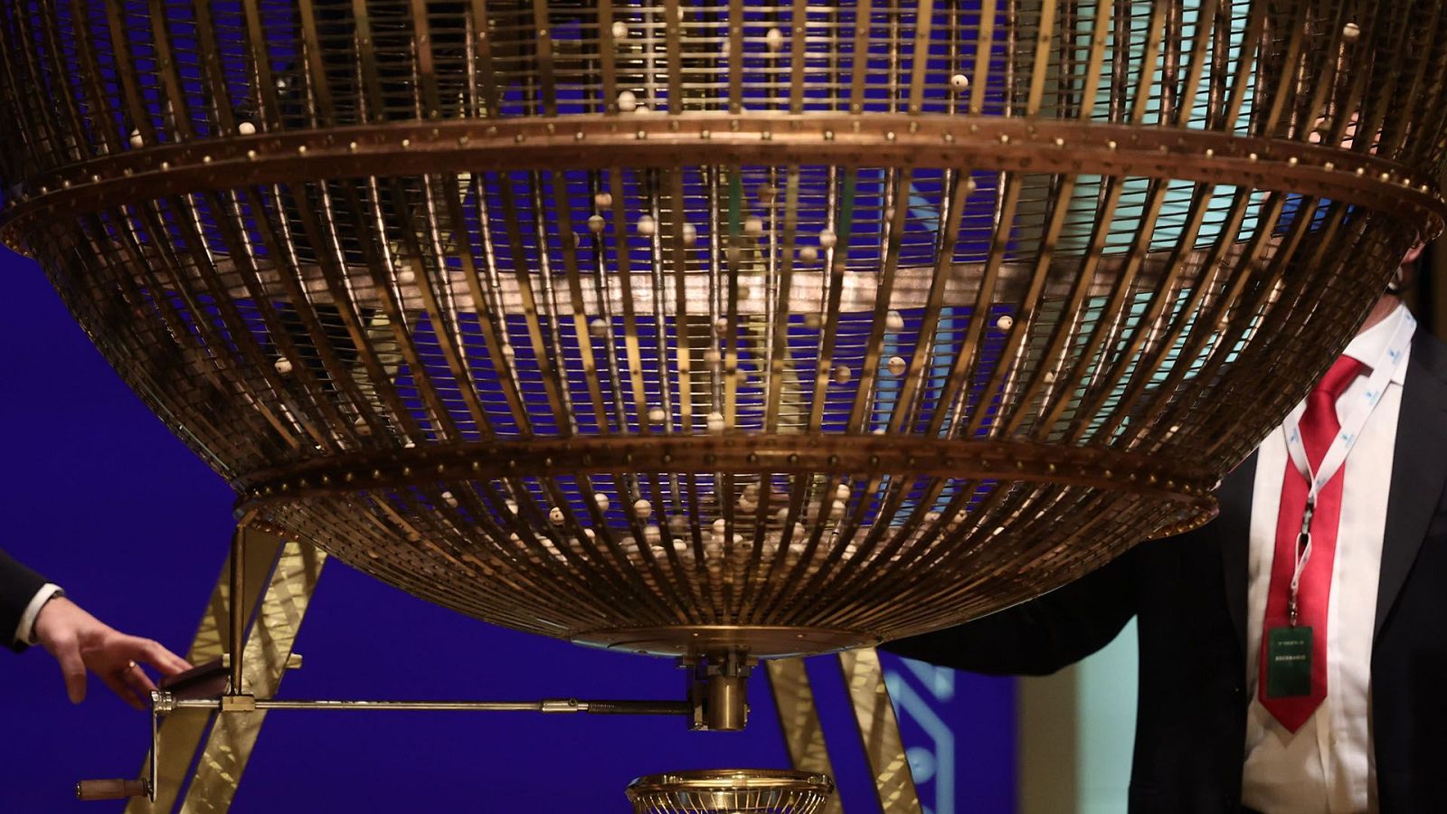 Preparación de los bombos antes de que comience el Sorteo de la Lotería de Navidad