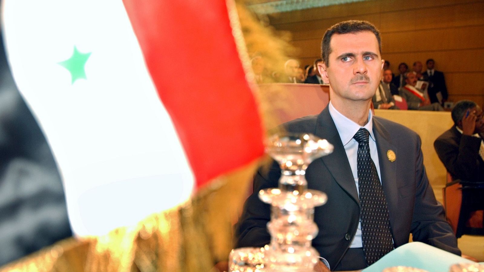 El presidente sirio Bashar Assad observa la bandera de su país en una imagen de archivo