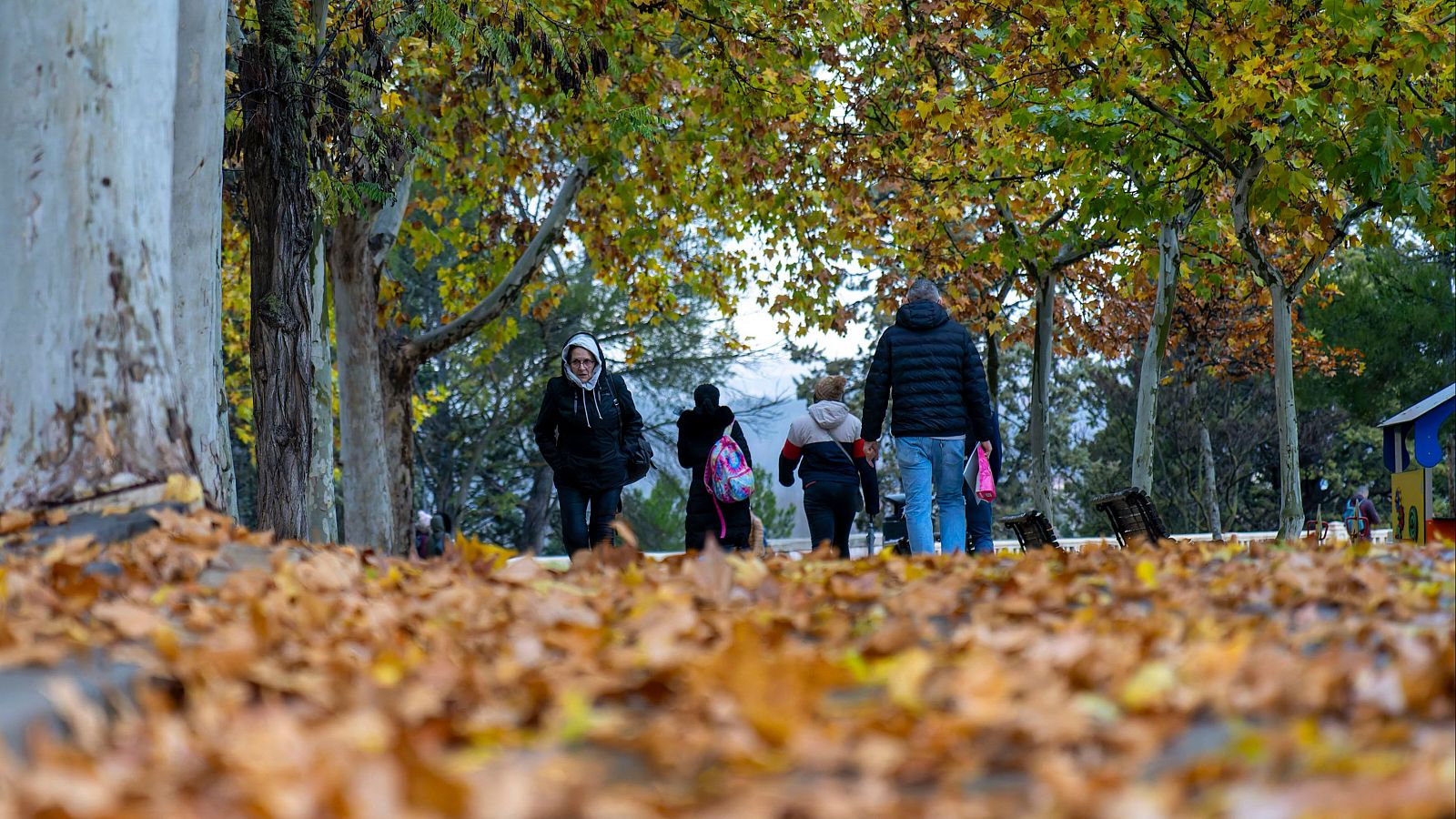 Varias personas pasean por un parque en Teruel, Aragón