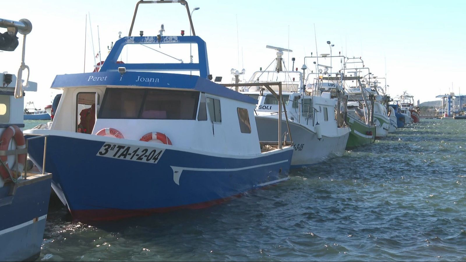 Vaixells pesquers aturats per la protesta de pescadors contra la nova regulació de la Comissió Europea