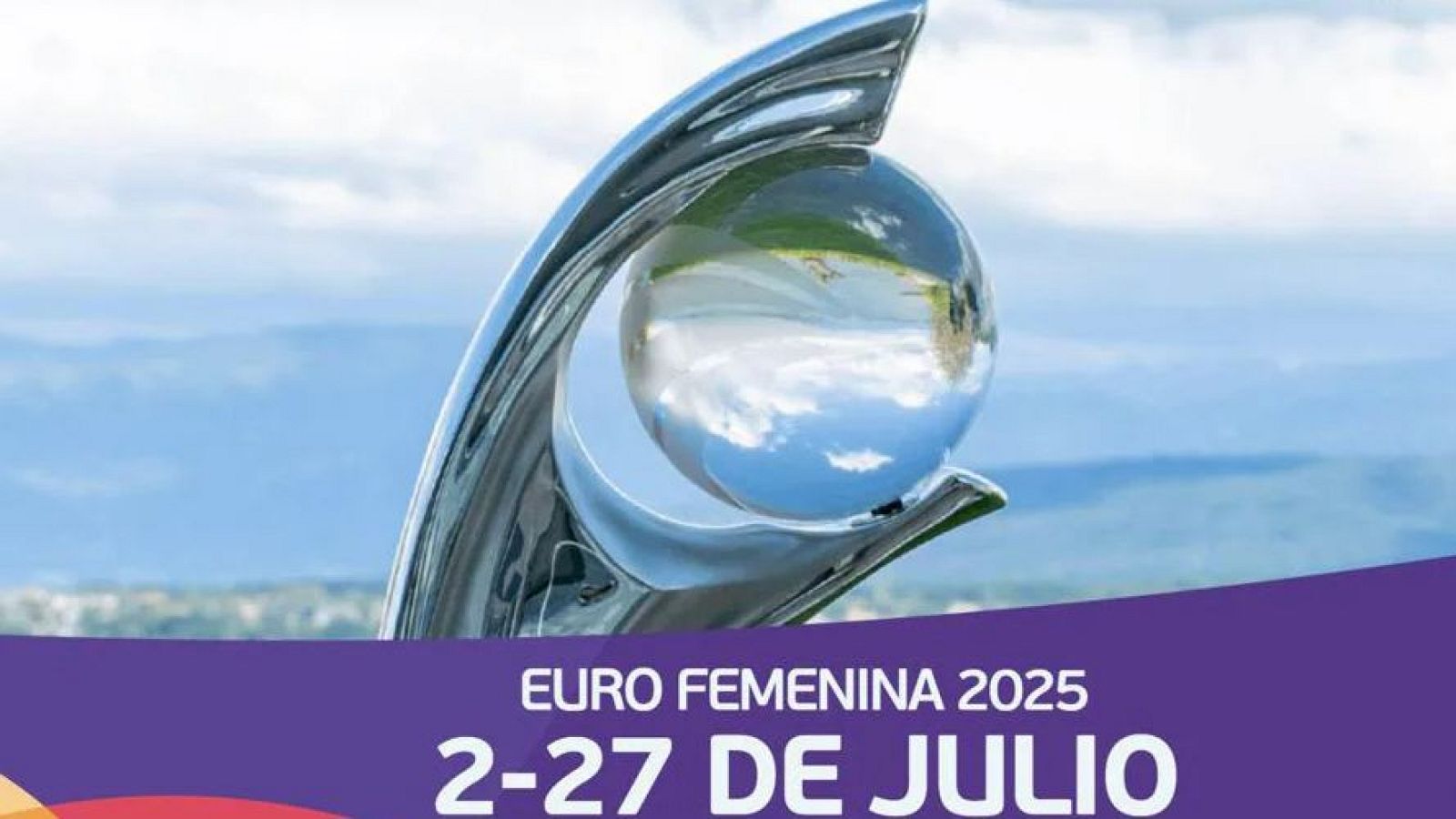 Trofeo plateado de la Eurocopa Femenina 2025, con base en forma de mano sujetando una esfera de cristal.  El torneo se celebrará del 2 al 27 de julio.