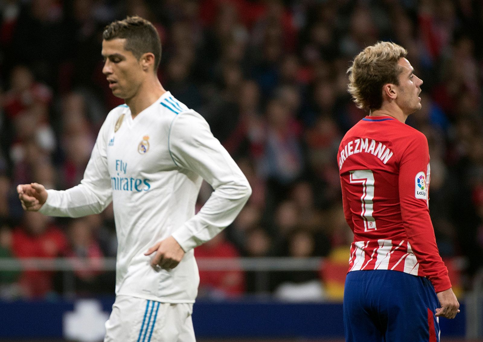 Griezmann y Cristiano durante el derbi disputado en el Metropolitano.