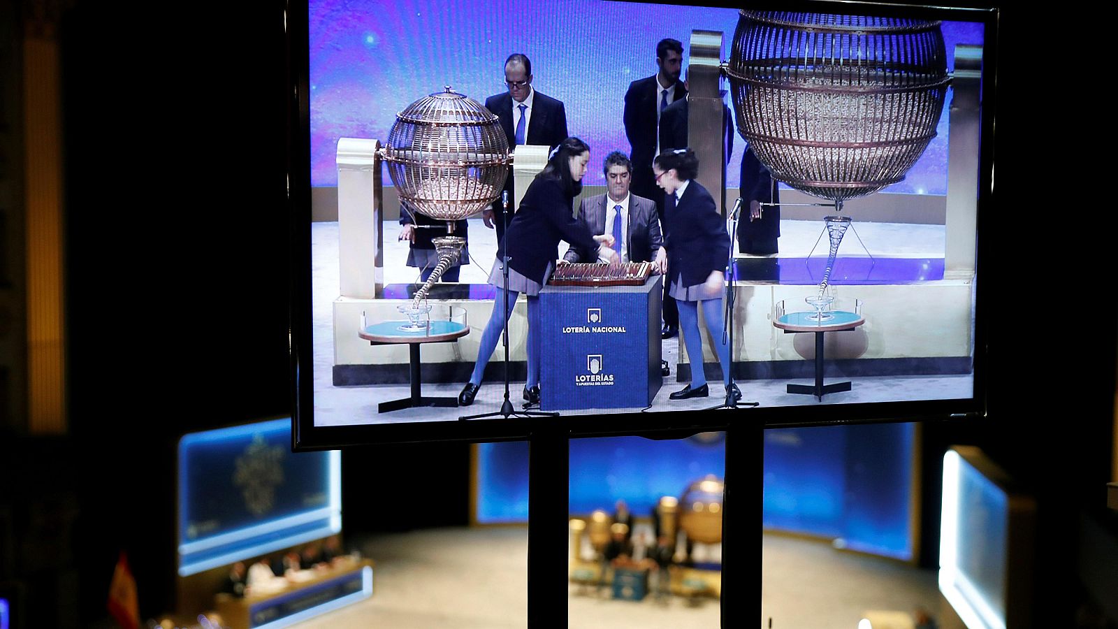 Las niñas del colegio de San Ildefonso empiezan a cantar la primera tabla del Sorteo de Navidad de 2019