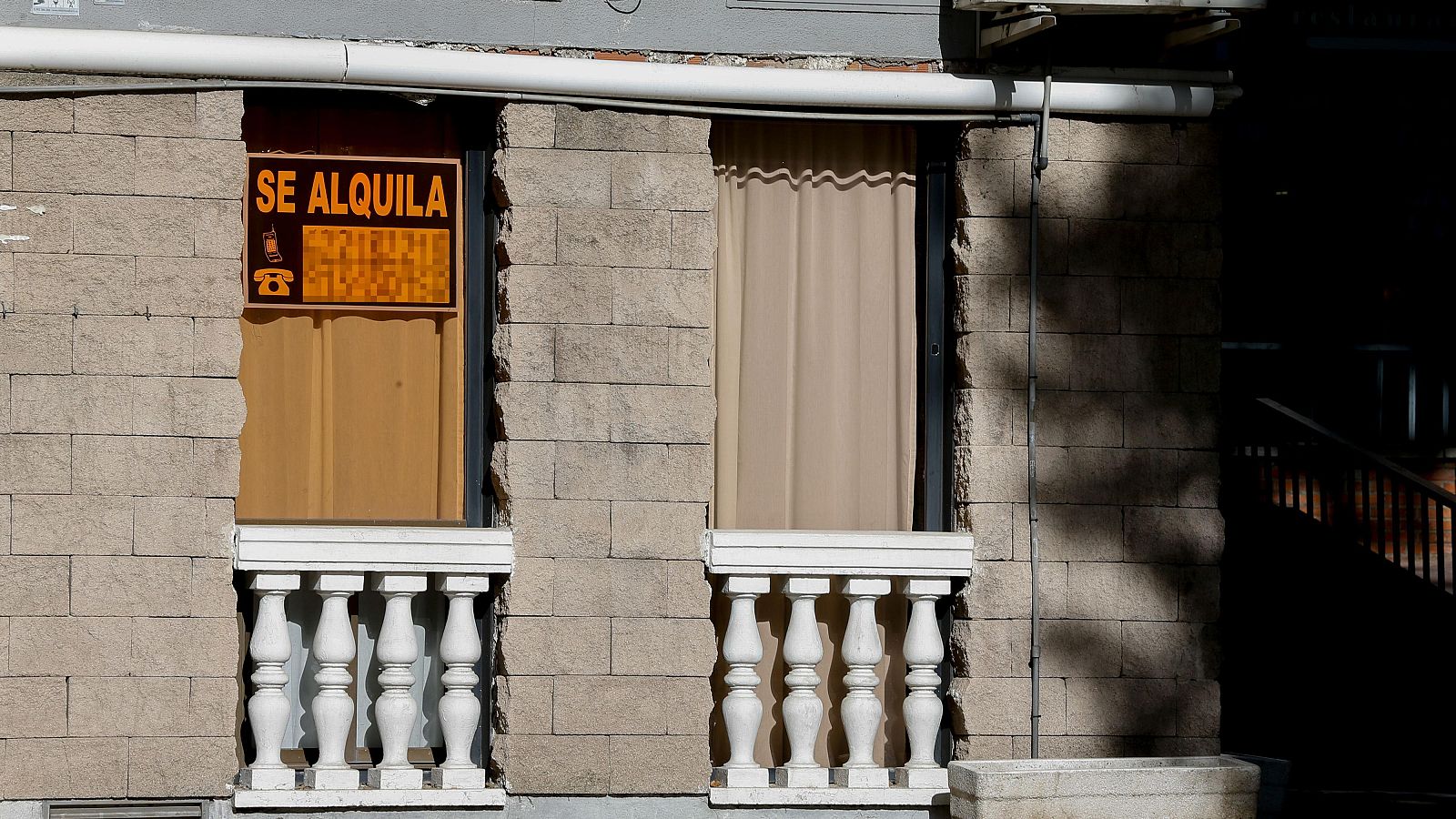 Vista de los carteles de alquiler en un piso de Madrid este martes