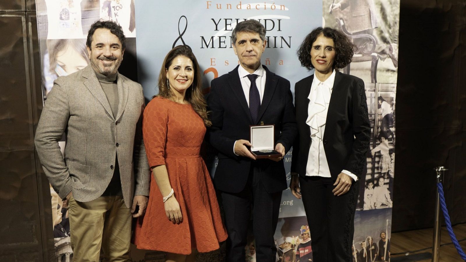El director gerente de la Orquesta y Coro RTVE, Manuel Ventero con la Medalla de Honor
