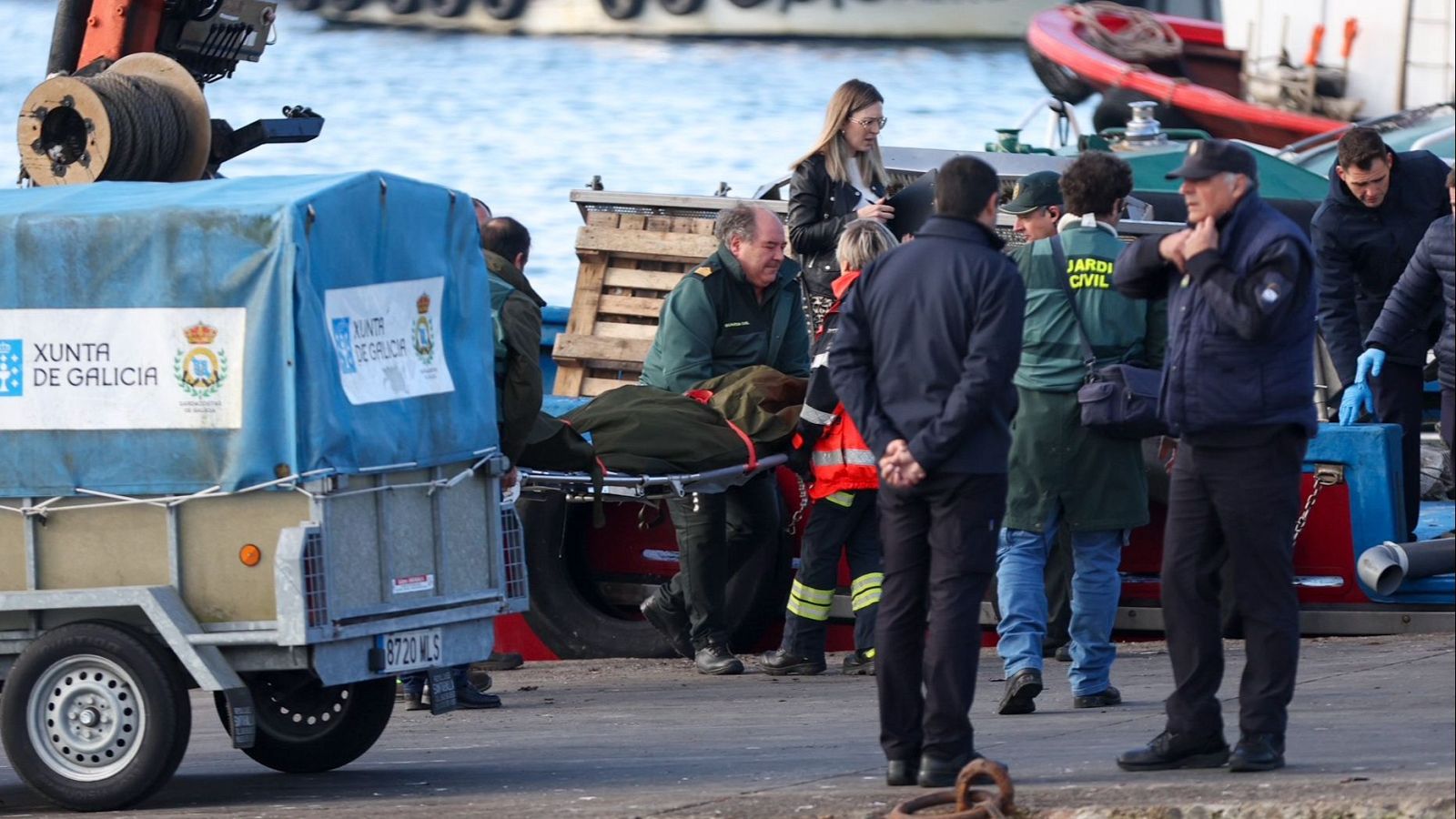 Efectivos y personas tras el naufragio del barco Hermanos Rey en O Grove (Pontevedra)