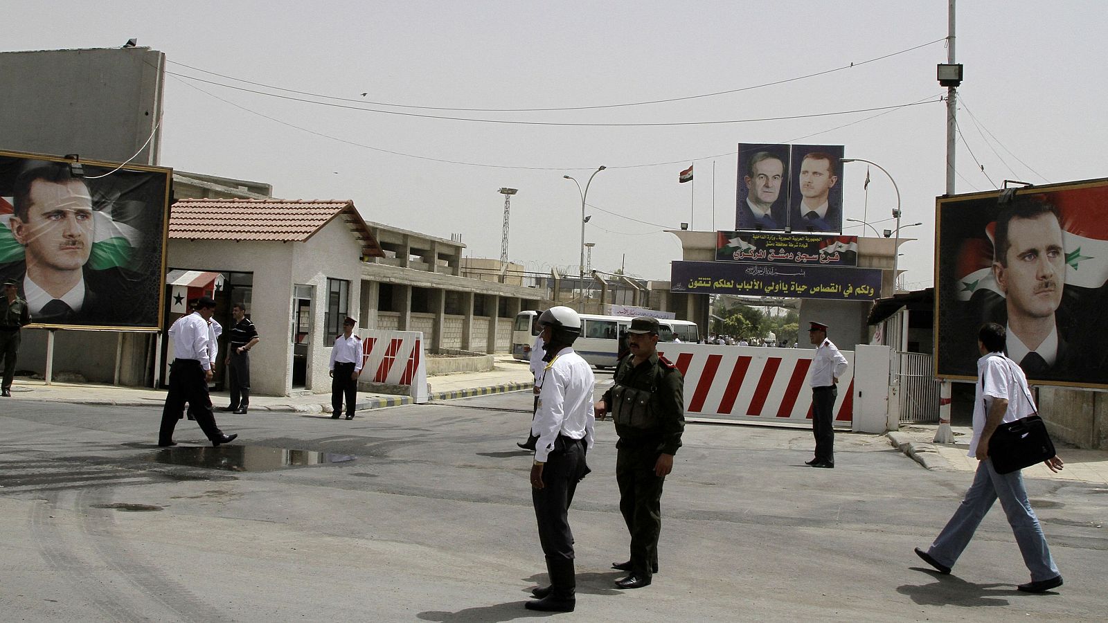 Varios policías en la puerta de la prisión central de Damasco en 2010