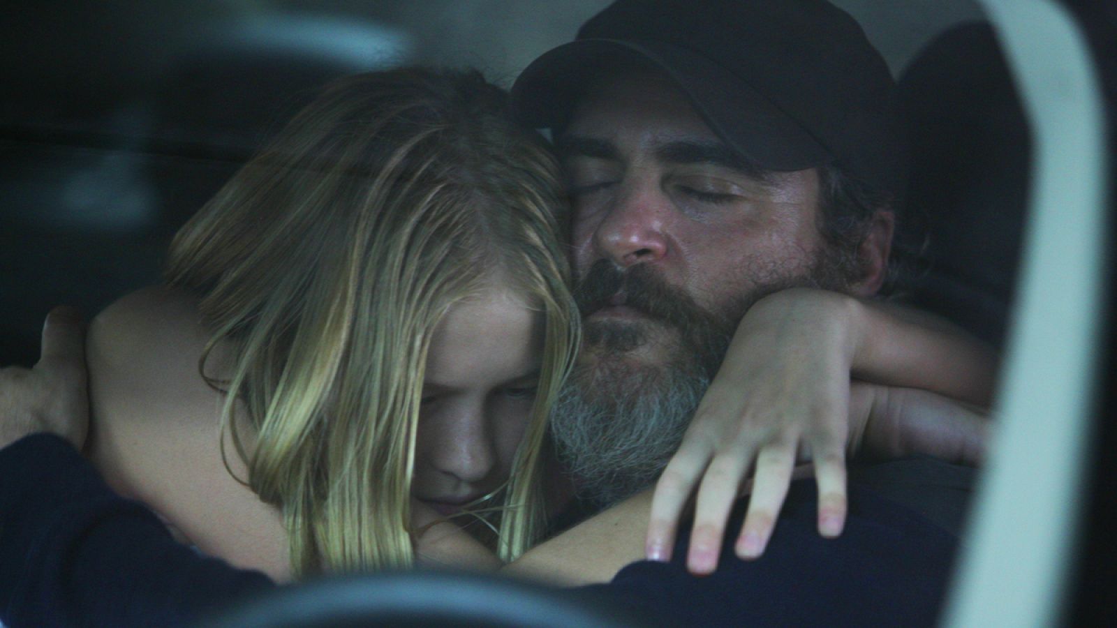 Ekaterina Samsonov y Joaquin Phoenix en 'En realidad, nunca estuviste aquí'.