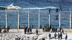 Unos 300 inmigrantes intentan saltar la valla fronteriza de Ceuta
