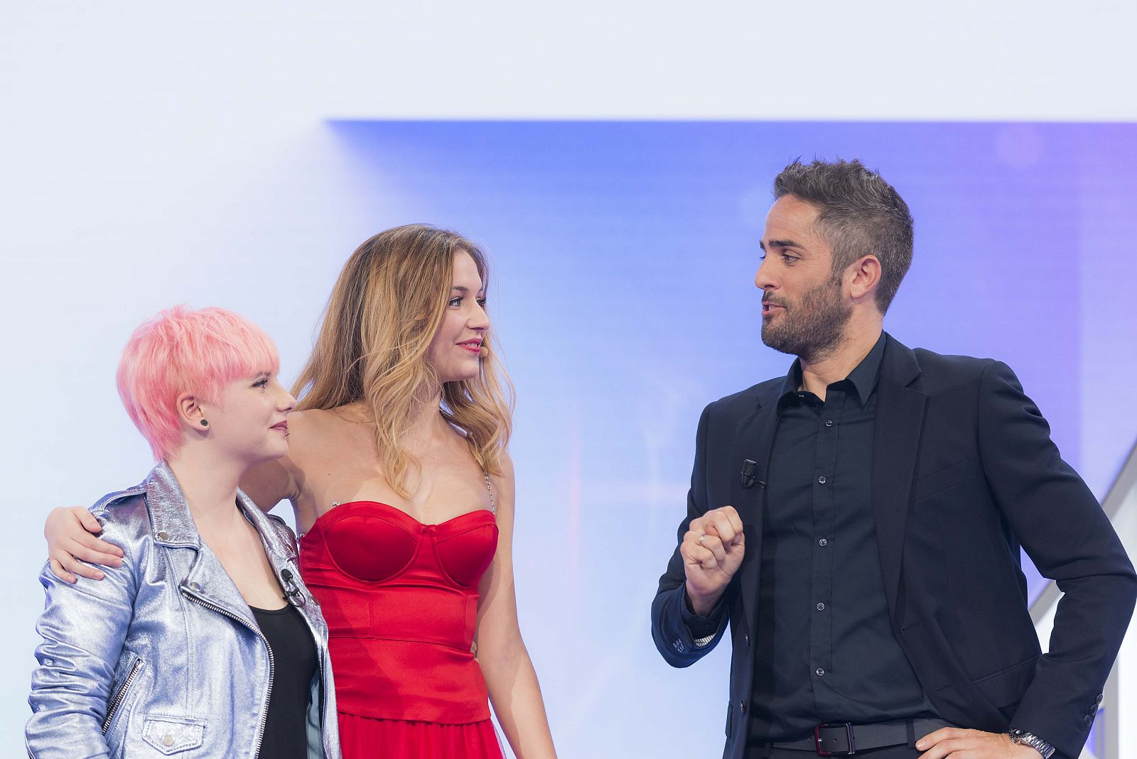 Roberto Leal con las nominadas de esta semana: Marina y Mireya