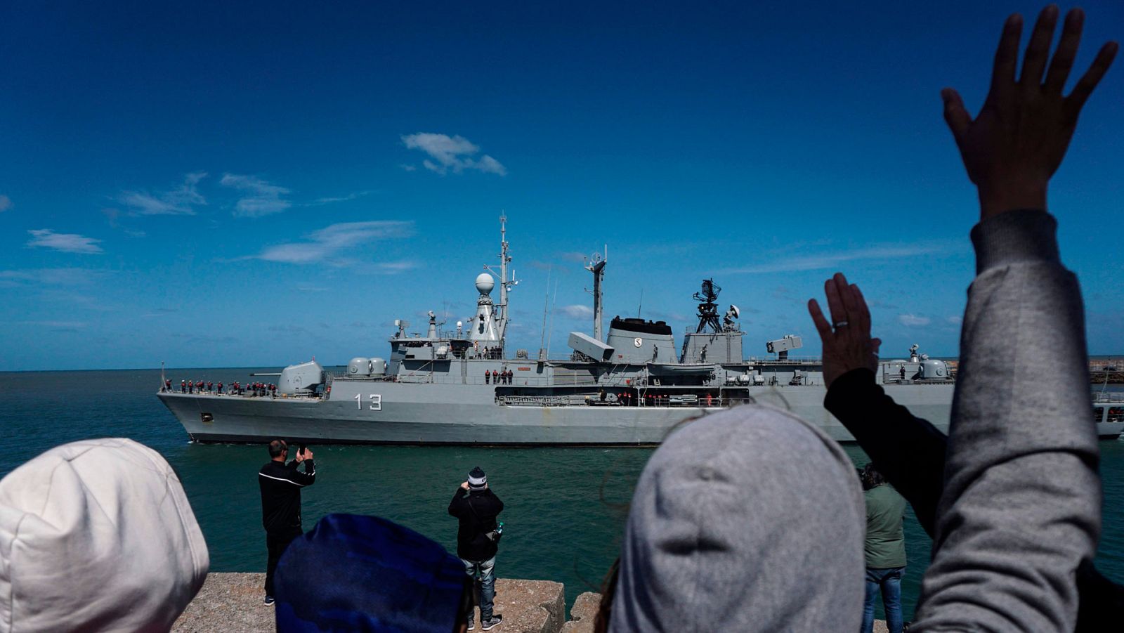 Un grupo de personas despide al destructor ARA Sarandi, que participará en la búsqueda del submarino