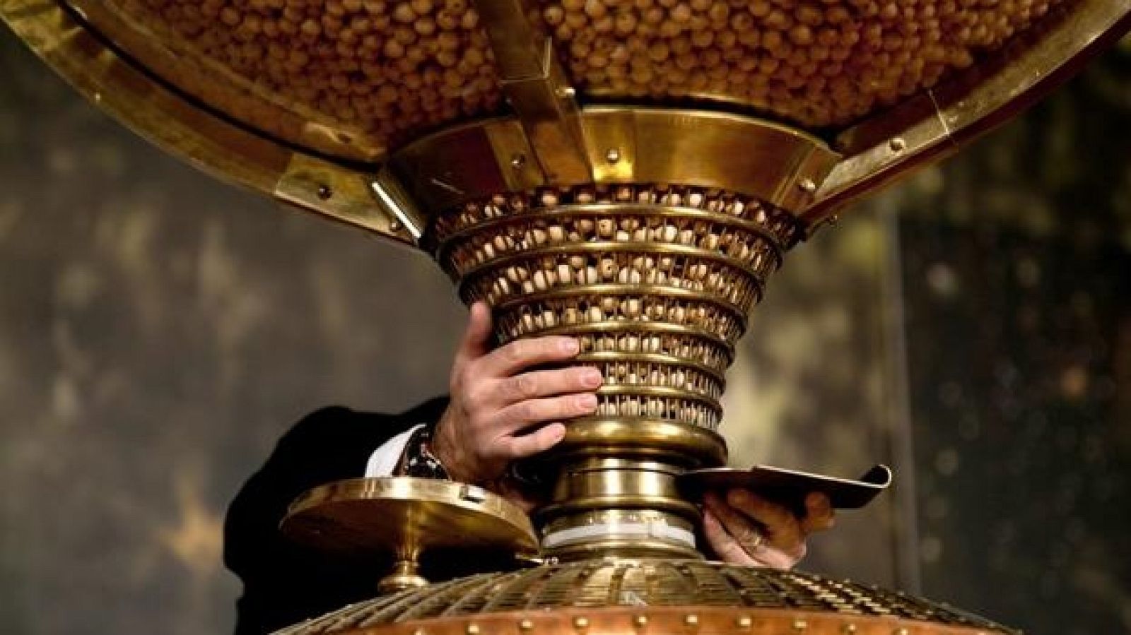 Les boles s'introdueixen als bombos mitjançant un mecanisme anomenat tremuja