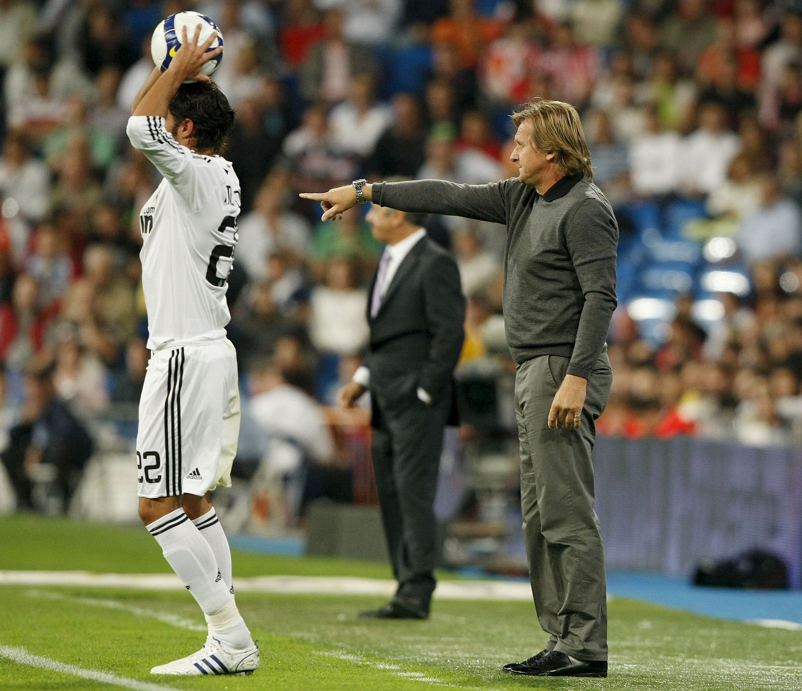 Schuster da instrucciones en el partido frente al Sporting