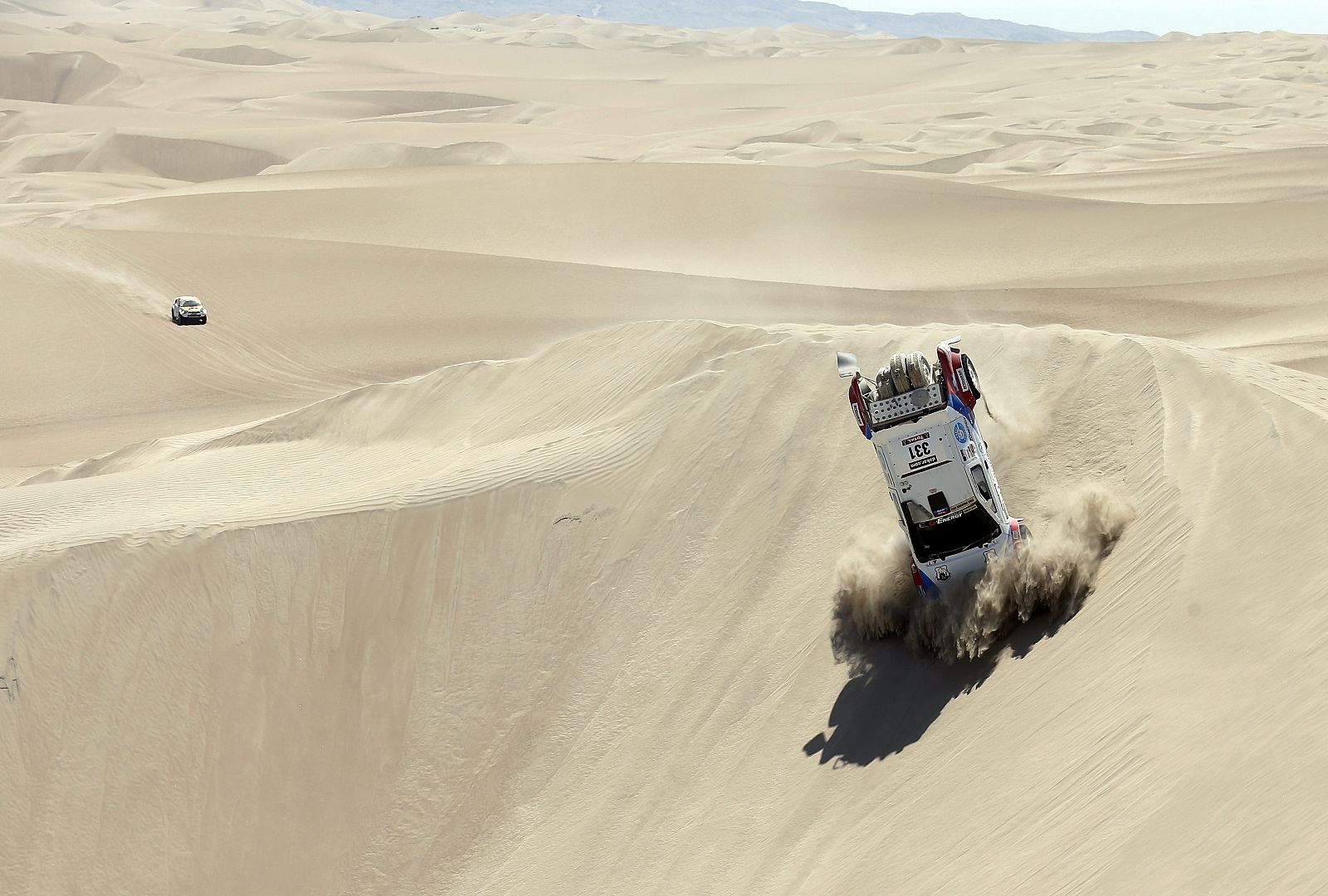 Un coche vuelca en una duna del Dakar 2013, en Perú