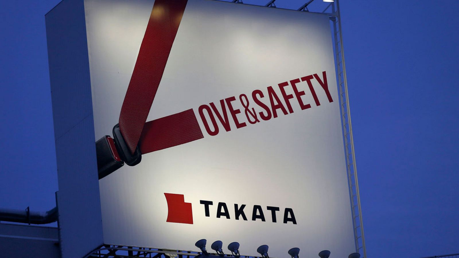 Un cartel publicitario de Takata en la ciudad de Tokio