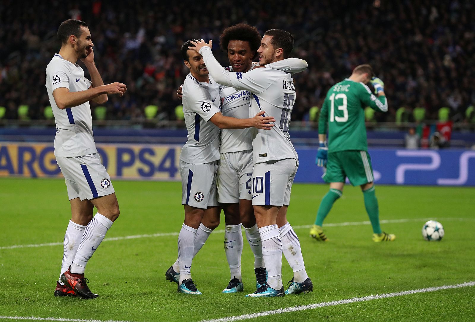 Los jugadores del Chelsea celebran el tanto de Willian ante el Qarabag.