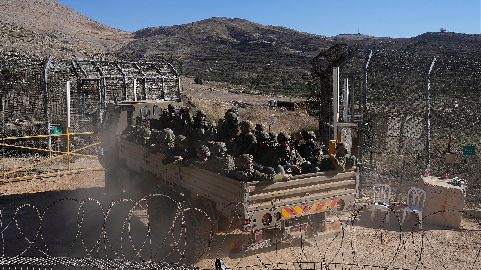 Soldados israelíes en un vehículo blindado antes de cruzar hacia los Altos del Golán, Siria