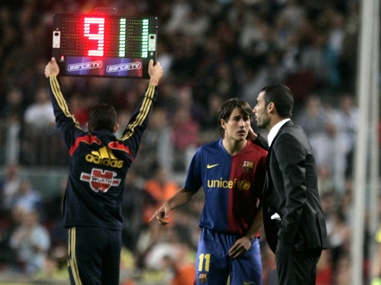 Pep Guardiola da instrucciones a Bojan en el partido frente al Betis