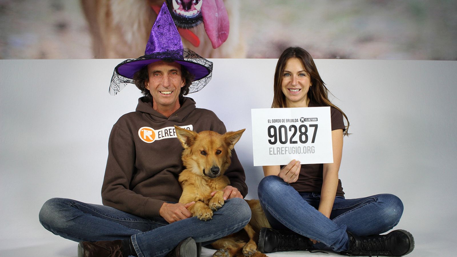 Brujilda con miembros de la protectora El Refugio